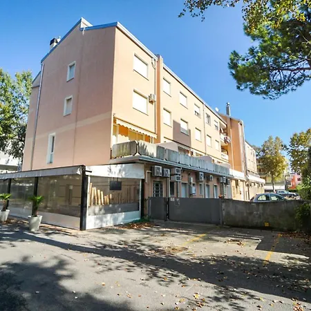 Bussola Apartment *